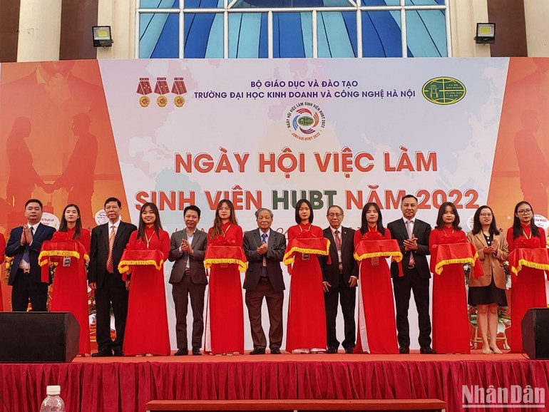 Các đại biểu cắt băng khai mạc “Ngày hội việc làm sinh viên HUBT 2022”. (Ảnh: TRUNG HƯNG)