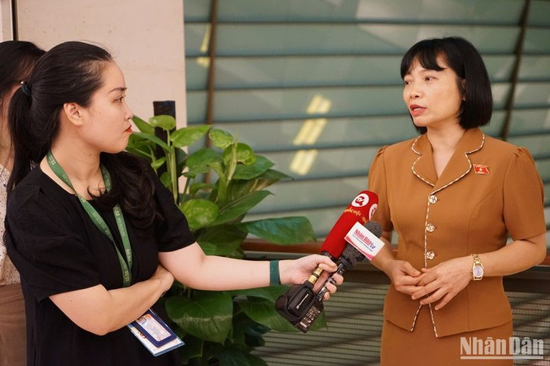 Đại biểu Nguyễn Thị Việt Nga (đoàn Hải Dương) trao đổi với phóng viên bên hành lang Quốc hội. (Ảnh: TRUNG HƯNG) Đại biểu Nguyễn Thị Việt Nga (đoàn Hải Dương) trao đổi với phóng viên bên hành lang Quốc hội. (Ảnh: TRUNG HƯNG)