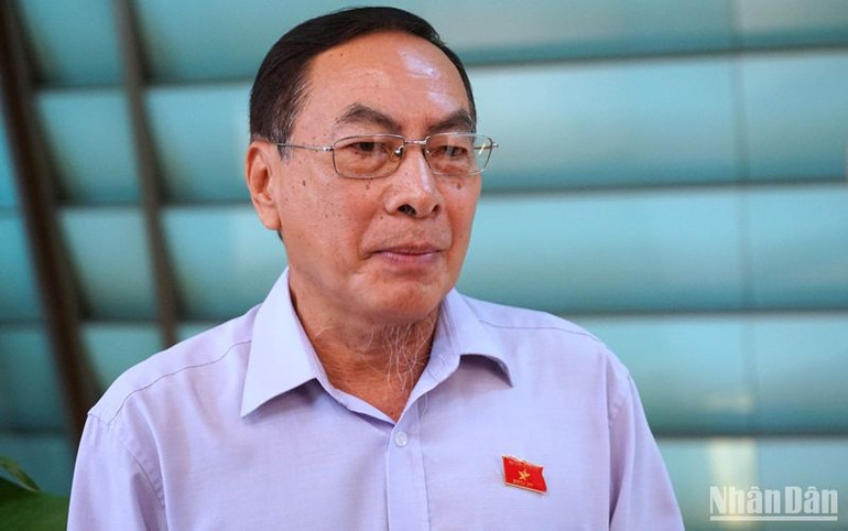 Đại biểu Quốc hội Phạm Văn Hòa (Đồng Tháp) chia sẻ với phóng viên bên hành lang Quốc hội. (Ảnh: TRUNG HƯNG)