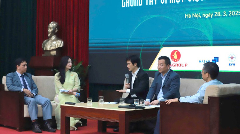 Các chuyên gia, diễn giả chia sẻ quan điểm tại tọa đàm trong khuôn khổ lễ phát động chuỗi sự kiện Ngày chuyển đổi xanh năm 2025.