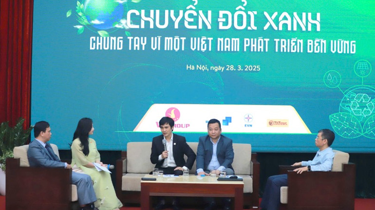Các chuyên gia, diễn giả tham dự tọa đàm trong khuôn khổ chuỗi sự kiện Ngày chuyển đổi xanh năm 2025.
