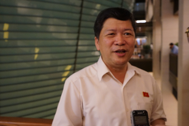 Đại biểu Tạ Văn Hạ (Quảng Nam) trả lời phỏng vấn báo chí bên hành lang Kỳ họp thứ 6, Quốc hội khóa XV. (Ảnh: TRUNG HƯNG)