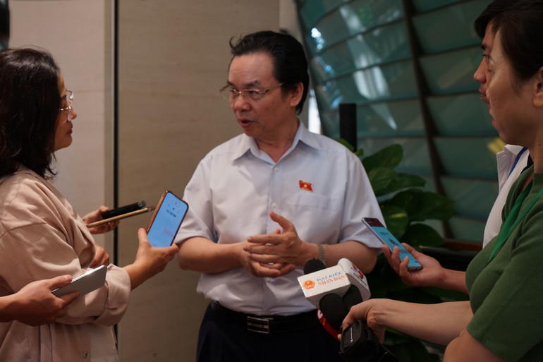 Đại biểu Hoàng Văn Cường - Đoàn đại biểu Quốc hội thành phố Hà Nội trả lời phỏng vấn báo chí bên hành lang Kỳ họp thứ 6, Quốc hội khóa XV. (Ảnh: TRUNG HƯNG)