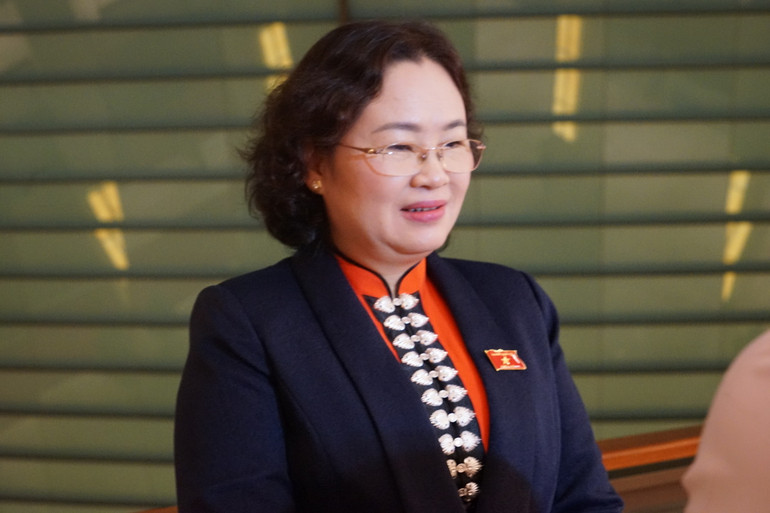 Đại biểu Lò Thị Luyến (Điện Biên) trao đổi với báo giới bên hành lang Kỳ họp thứ 6, Quốc hội khóa XV. (Ảnh: TRUNG HƯNG)