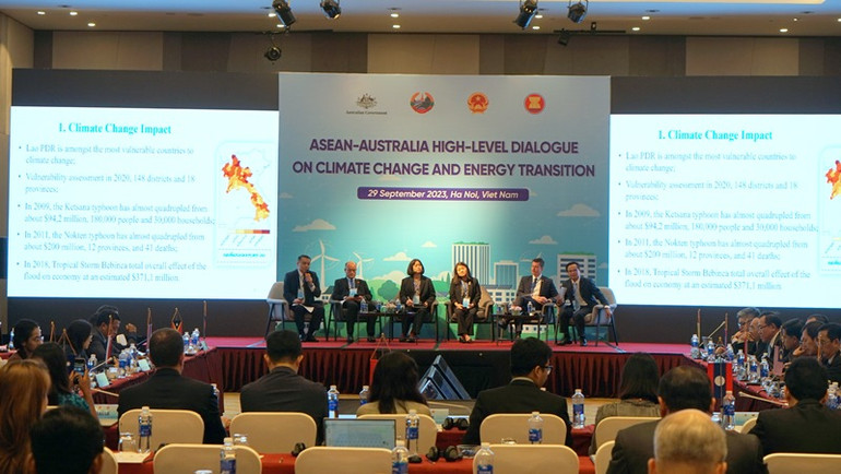 Các chuyên gia thảo luận về vấn đề chống biến đổi khí hậu trong phiên thảo luận đầu tiên tại đối thoại. (Ảnh: TRUNG HƯNG)