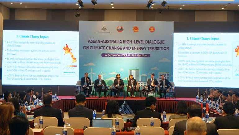 Các chuyên gia thảo luận về vấn đề chống biến đổi khí hậu trong phiên thảo luận đầu tiên tại đối thoại. (Ảnh: TRUNG HƯNG)