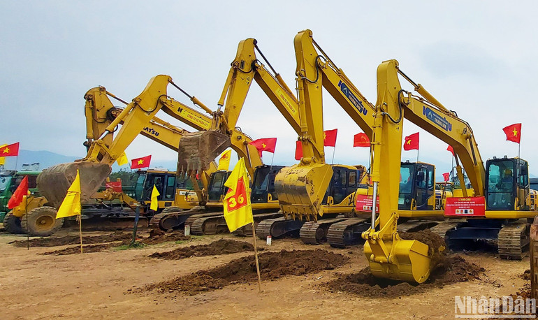 Phương tiện của các doanh nghiệp xây lắp ra quân thi công công trình. Phương tiện của các doanh nghiệp xây lắp ra quân thi công công trình.