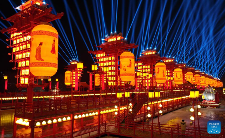 Trình diễn ánh sáng cùng đèn lồng ấn tượng mừng Tết Nguyên đán tại khu phố cổ ở Đường Sơn, tỉnh Hà Bắc, Trung Quốc. (Ảnh: Tân Hoa Xã)