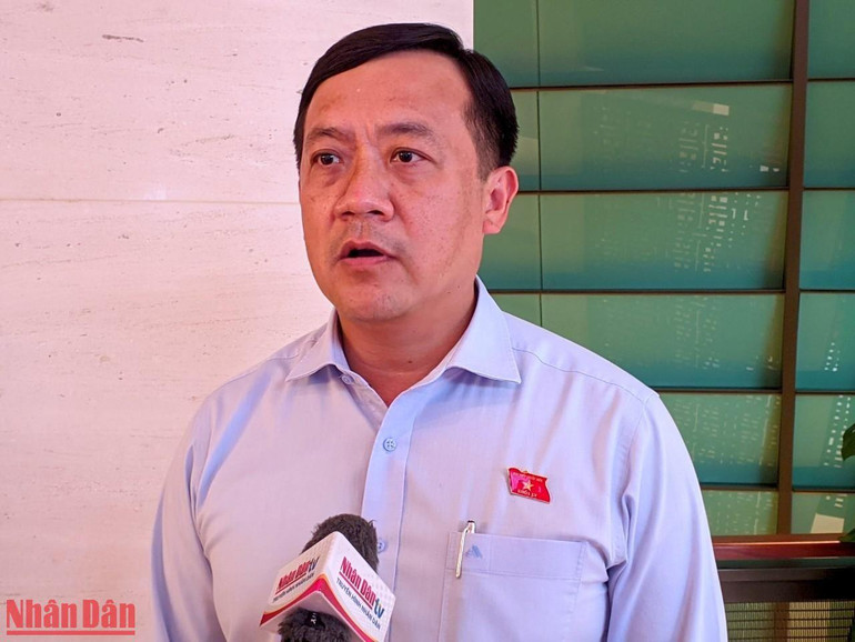 Đại biểu Hà Phước Thắng, Phó Trưởng Đoàn đại biểu Quốc hội chuyên trách Thành phố Hồ Chí Minh, Ủy viên Ủy ban Pháp luật của Quốc hội trao đổi bên hành lang Quốc hội. (Ảnh: TRUNG HƯNG)