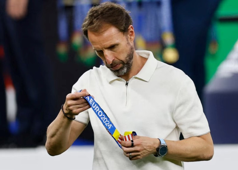 Huấn luyện viên Gareth Southgate nhận huy chương á quân cùng tuyển Anh. (Ảnh: Reuters) Huấn luyện viên Gareth Southgate nhận huy chương á quân cùng tuyển Anh. (Ảnh: Reuters)