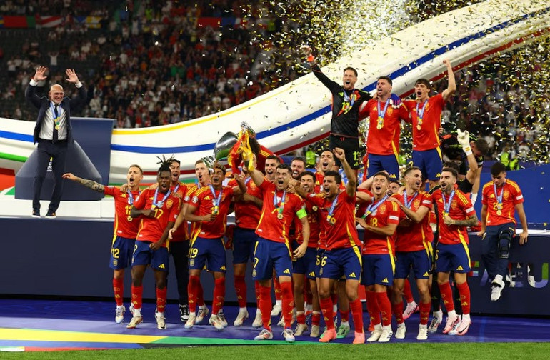Bóng đá Tây Ban Nha lập kỷ lục lần thứ 4 lên ngôi vô địch châu Âu. (Ảnh: Reuters)
