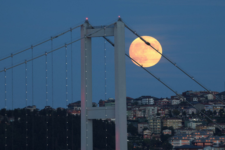 Mặt trăng mọc phía sau cầu Bosphorus ở Istanbul, Thổ Nhĩ Kỳ, ngày 17/9/2024. (Ảnh: Reuters) Mặt trăng mọc phía sau cầu Bosphorus ở Istanbul, Thổ Nhĩ Kỳ, ngày 17/9/2024. (Ảnh: Reuters)