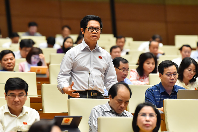 Đại biểu Vũ Tiến Lộc (Hà Nội) phát biểu. (Ảnh: THỦY NGUYÊN) Đại biểu Vũ Tiến Lộc (Hà Nội) phát biểu. (Ảnh: THỦY NGUYÊN)