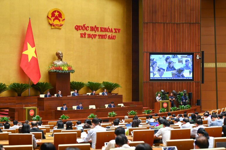 Quang cảnh phiên thảo luận tại hội trường của Quốc hội, chiều 30/10. (Ảnh: DUY LINH)