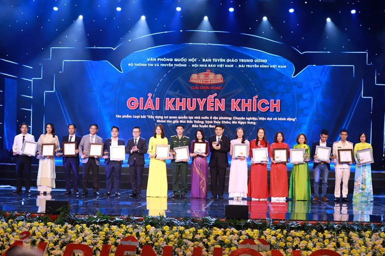 Trao giải Khuyến khích cho các tác giả. (Ảnh: HOÀI NAM)
