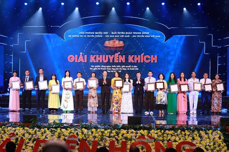 Trao giải Khuyến khích cho các tác giả. (Ảnh: HOÀI NAM)