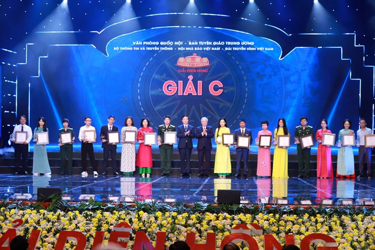 Trao giải C cho các tác giả. (Ảnh: HOÀI NAM)