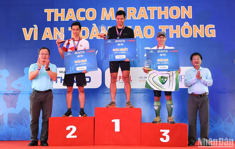Trao giải Nhất, Nhì, Ba nội dung nam, cự ly 42km. Trao giải Nhất, Nhì, Ba nội dung nam, cự ly 42km.