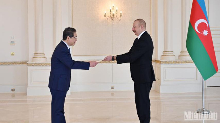 Đại sứ Đặng Minh Khôi trình Quốc thư.