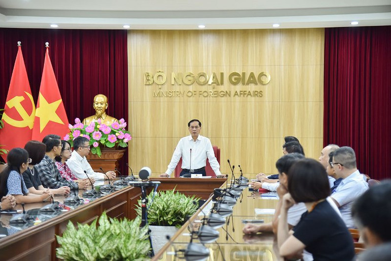 Phó Thủ tướng, Bộ trưởng Ngoại giao Bùi Thanh Sơn phát biểu tại lễ phát động quyên góp ủng hộ đồng bào bị thiệt hại do bão lũ.