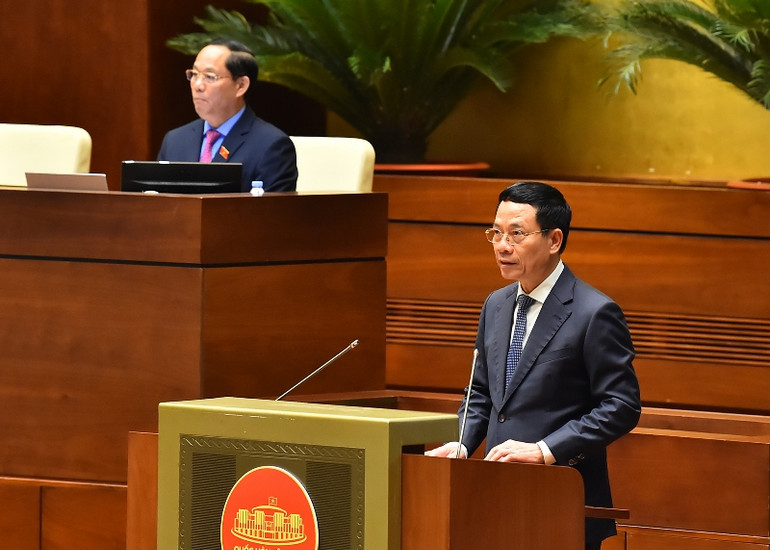 Bộ trưởng Thông tin và Truyền thông Nguyễn Mạnh Hùng, thừa ủy quyền của Thủ tướng Chính phủ, trình bày Tờ trình về dự án Luật Viễn thông (sửa đổi). (Ảnh: THỦY NGUYÊN)