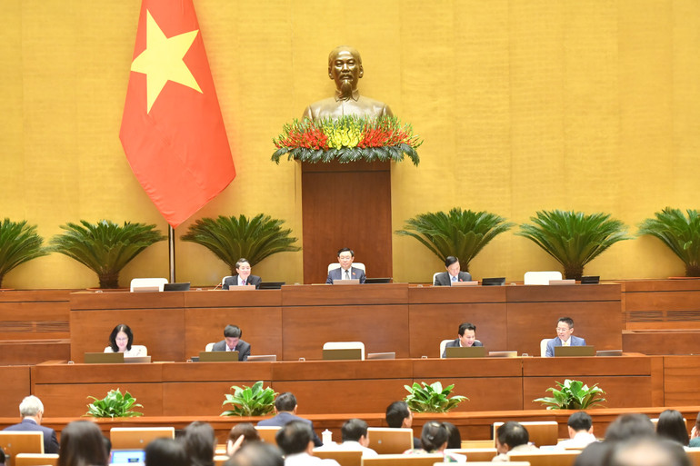 Chủ tịch Quốc hội Vương Đình Huệ và các Phó Chủ tịch Quốc hội điều hành phiên họp. (Ảnh: ĐĂNG KHOA)