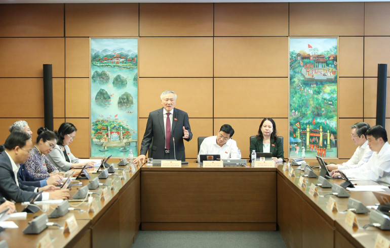 Quang cảnh buổi thảo luận tại Tổ 15 chiều 9/11. (Ảnh: THỦY NGUYÊN)