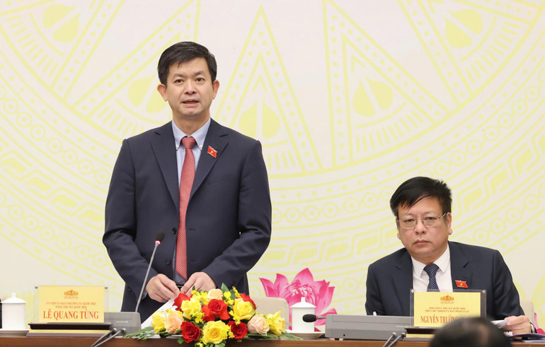 Ủy viên Ủy ban Thường vụ Quốc hội, Tổng Thư ký Quốc hội, Chủ nhiệm Văn phòng Quốc hội Lê Quang Tùng chủ trì họp báo công bố kết quả Kỳ họp thứ 8, Quốc hội khóa XV. (Ảnh: DUY LINH)