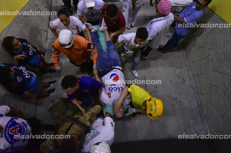 Giẫm đạp xảy ra ở lối vào sân vận động. Ngay cả khi sân vận động đã kín chỗ, vẫn có hàng chục người bên ngoài sân chen lấn qua cổng để được vào xem trận đấu. (Ảnh: elsalvador.com)