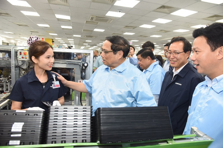 Thủ tướng Phạm Minh Chính thăm hỏi nhân viên Công ty TNHH Samsung Electronics Việt Nam. (Ảnh: TRẦN HẢI)