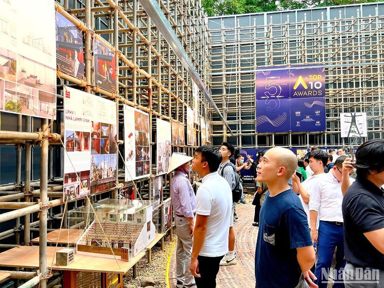 Khách tham quan các tác phẩm đoạt giải trưng bày tại triển lãm. Khách tham quan các tác phẩm đoạt giải trưng bày tại triển lãm.