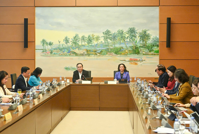 Quang cảnh phiên thảo luận tại Tổ 13. (Ảnh: DUY LINH)