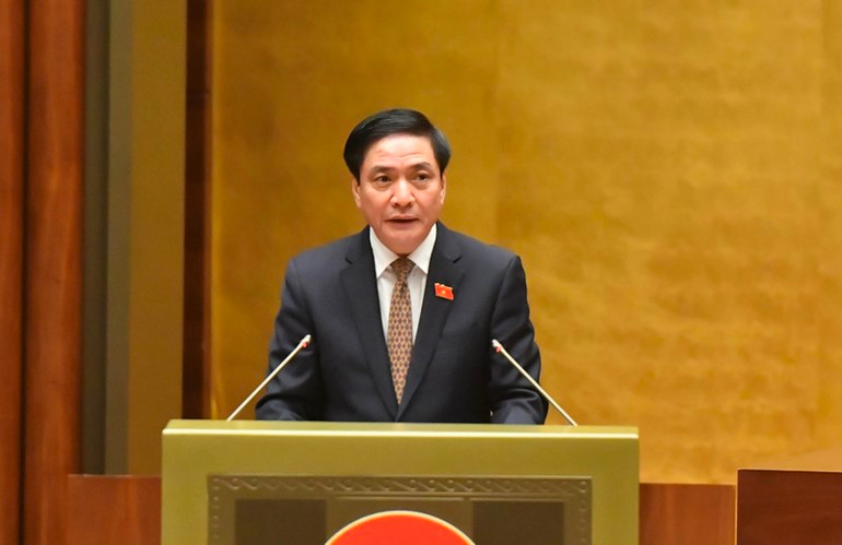 Tổng Thư ký Quốc hội Bùi Văn Cường trình bày Báo cáo tiếp thu, giải trình ý kiến các đại biểu Quốc hội về 2 dự thảo Nghị quyết thành lập Đoàn giám sát chuyên đề của Quốc hội năm 2024. (Ảnh: ĐĂNG KHOA)