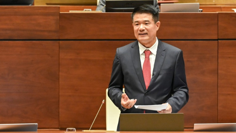 Viện trưởng Viện Kiểm sát nhân dân tối cao Nguyễn Huy Tiến phát biểu giải trình, làm rõ ý kiến các đại biểu Quốc hội nêu tại phiên họp. (Ảnh: BÙI GIANG)