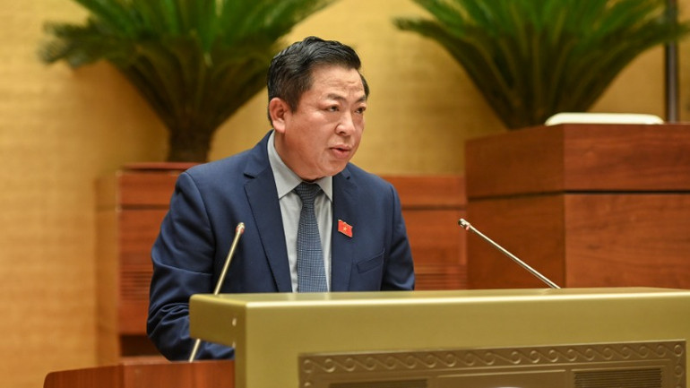 Bộ trưởng Xây dựng Trần Hồng Minh trình bày tờ trình. (Ảnh: BÙI GIANG)