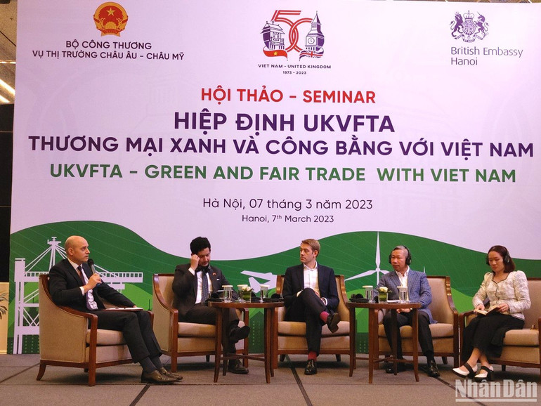 Các chuyên gia tham gia thảo luận tại hội thảo. (Ảnh: TRUNG HƯNG)