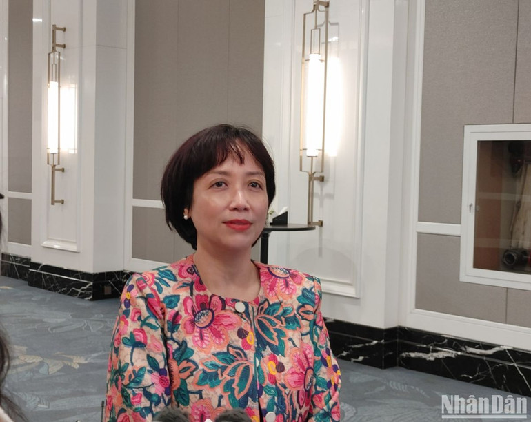 Bà Nguyễn Khánh Ngọc - Phó Vụ trưởng Vụ Thị trường châu Âu-châu Mỹ, Bộ Công Thương chia sẻ với báo giới bên lề hội thảo. (Ảnh: TRUNG HƯNG)