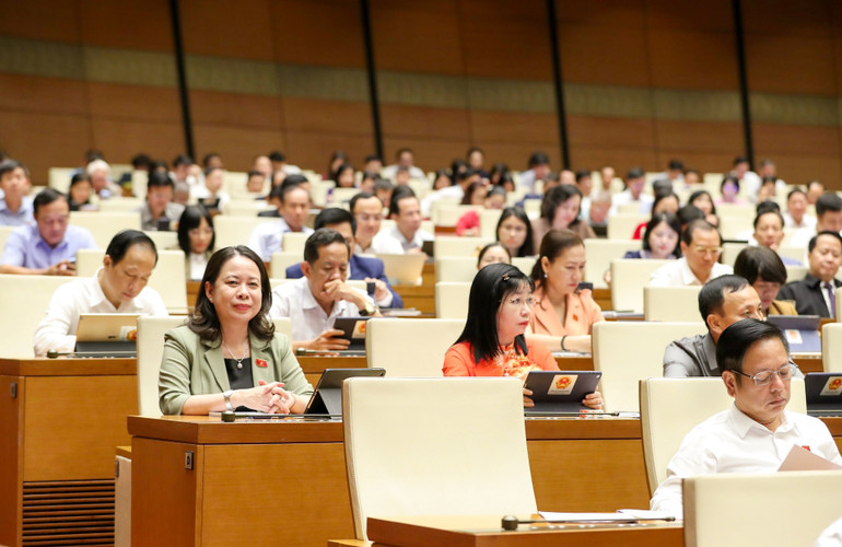 Đại biểu Quốc hội làm việc tại hội trường, sáng 30/10. (Ảnh: DUY LINH)