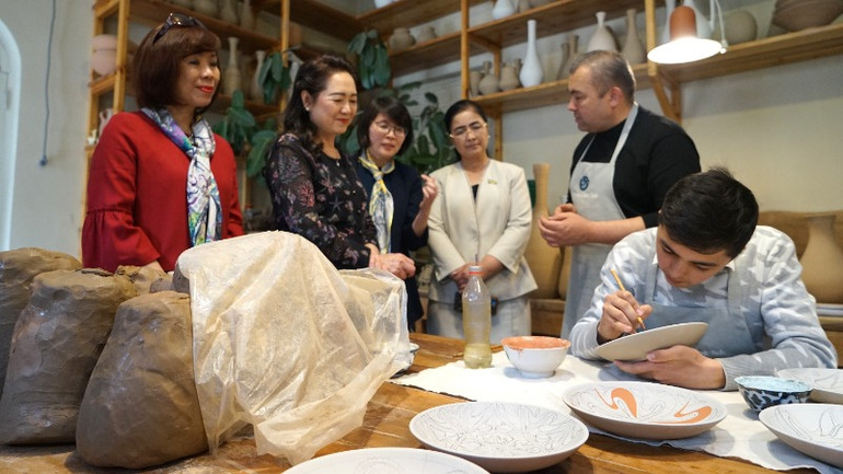 Các thế hệ trong gia đình cơ sở xưởng gốm Rakhimov thường xuyên tổ chức các sự kiện giao lưu, trưng bày với các nghệ nhân gốm trong nước và nước ngoài. Các thế hệ trong gia đình cơ sở xưởng gốm Rakhimov thường xuyên tổ chức các sự kiện giao lưu, trưng bày với các nghệ nhân gốm trong nước và nước ngoài.