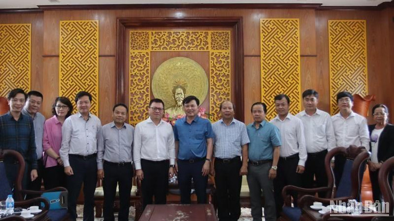 Đoàn công tác Báo Nhân Dân chụp ảnh lưu niệm với Tỉnh ủy Long An và các sở ngành tỉnh Long An.