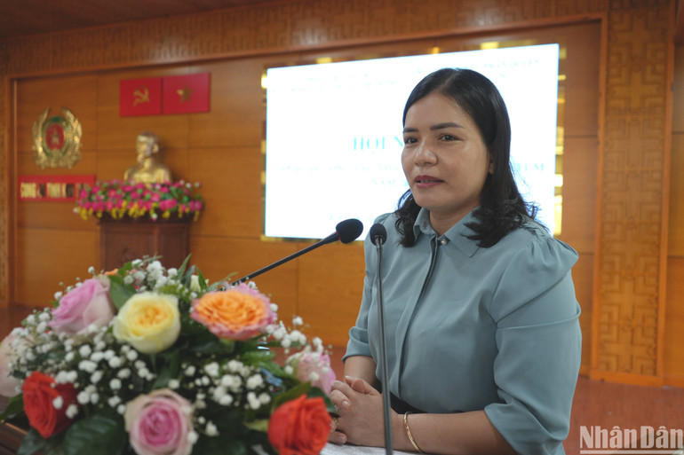 Đồng chí Y Ngọc, Ủy viên Thường vụ Tỉnh ủy, Phó Chủ tịch UBND, Trưởng Ban Chỉ đạo về nhân quyền tỉnh Kon Tum phát biểu tại hội nghị.