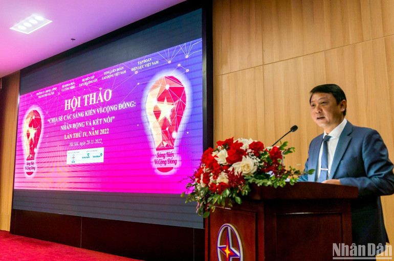 Phó Tổng Biên tập Tạp chí Cộng sản Nguyễn Ngọc Hà thông tin về các dự án đoạt giải cuộc thi “Sáng kiến vì cộng đồng” lần thứ IV. (Ảnh: TRUNG HƯNG)