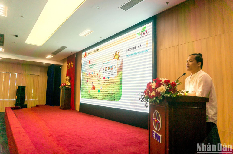 Tác giả Hoàng Hoa Trung chia sẻ về các hoạt động của Hệ sinh thái “Nuôi em”. (Ảnh: TRUNG HƯNG)