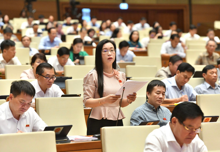 Đại biểu Trần Thị Thu Hằng (Đăk Nông) phát biểu. (Ảnh: ĐĂNG KHOA)