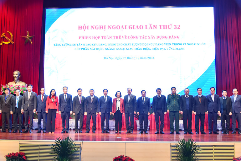 Thường trực Ban Bí thư Trương Thị Mai cùng các đồng chí lãnh đạo Đảng, Nhà nước, Bộ Ngoại giao, các Đại sứ, Trưởng các cơ quan đại diện Việt Nam ở nước ngoài tại hội nghị. (Ảnh: THỦY NGUYÊN)