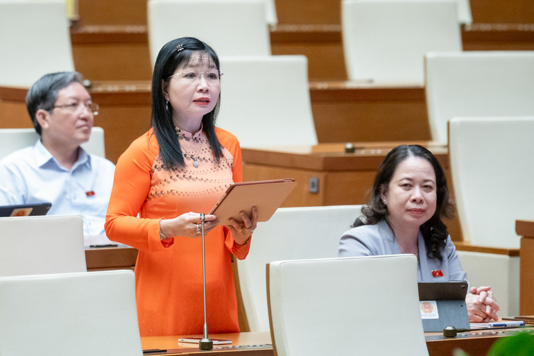 Đại biểu Trần Thị Thanh Hương (An Giang) phát biểu. (Ảnh: ĐĂNG KHOA)