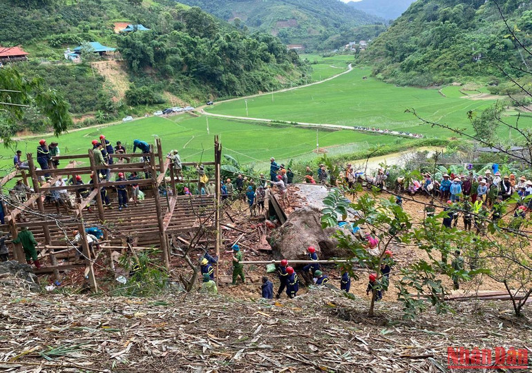 Các lực lượng của thành phố Sơn La hỗ trợ gia đình bị sập nhà do đá lăn. (Ảnh: CAO THIÊN)