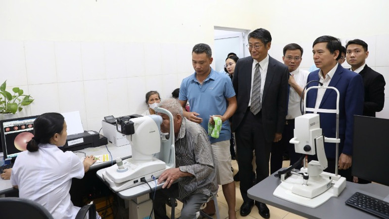 Các đại biểu tham quan phòng khám. (Ảnh: Đại sứ quán Nhật Bản tại Việt Nam cung cấp)