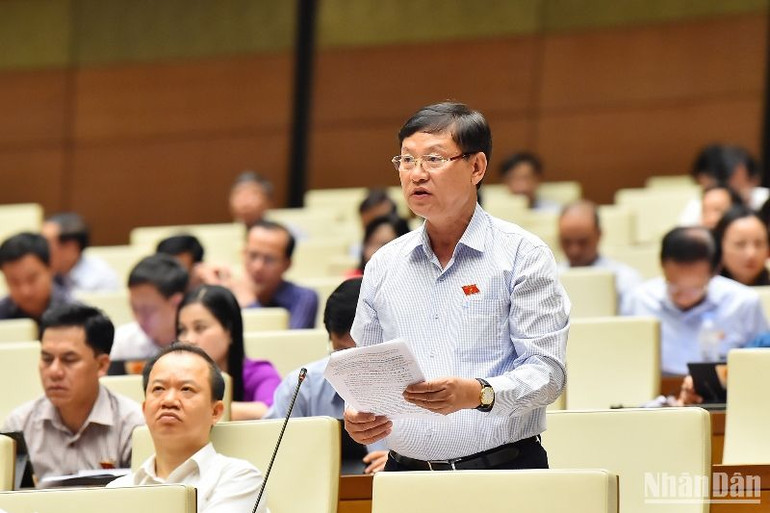 Đại biểu Nguyễn Hữu Chính - Đoàn đại biểu Quốc hội TP Hà Nội phát biểu. (Ảnh: THỦY NGUYÊN)