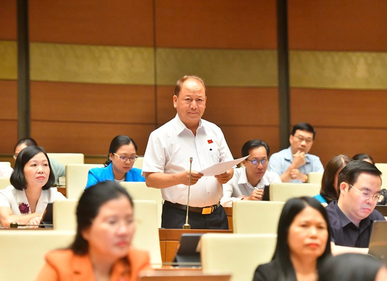 Đại biểu Sùng A Lềnh (Lào Cai) phát biểu tại phiên thảo luận. (Ảnh: ĐĂNG KHOA)